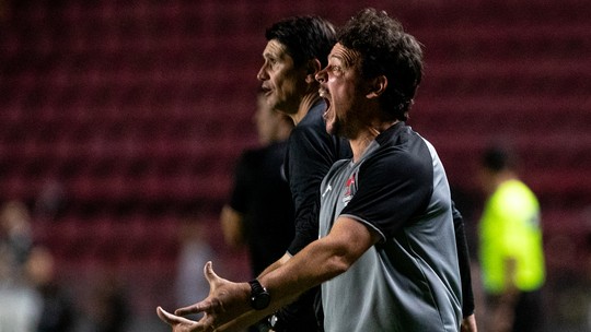 Diniz explica demora para mexer no Vasco e destaca vitória: "Tem que celebrar um pouquinho" - Foto: (Rafael Vieira/AGIF)