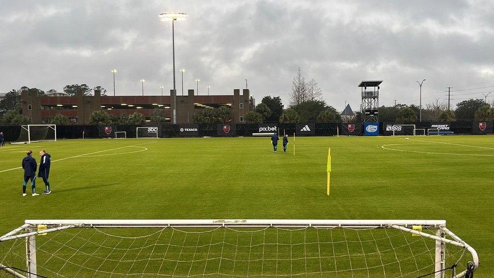 Filipe Luís conversa com José Boto (à esquerda) enquanto auxiliares preparam campo  — Foto: Emanuelle Ribeiro