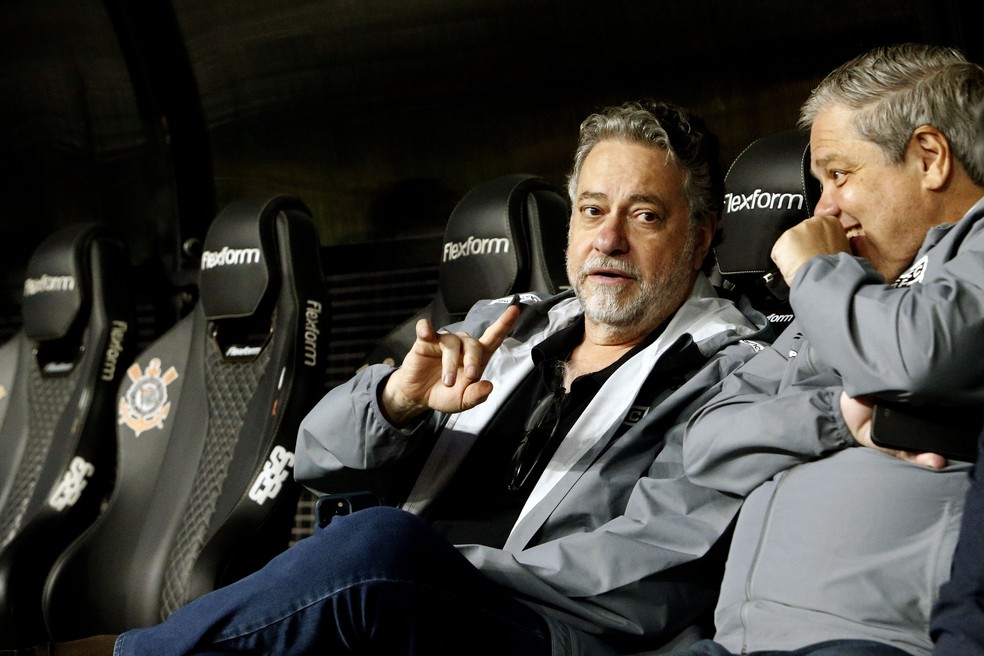 Julio Casares e Fernando Bracalle, o Chapecó, na Neo Química Arena — Foto: Marcos Ribolli