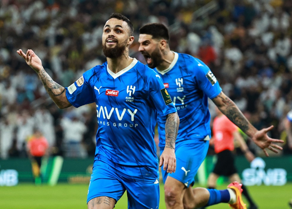 Michael comemora após abrir o placar para o Al-Hilal contra o Âl-Ittihad