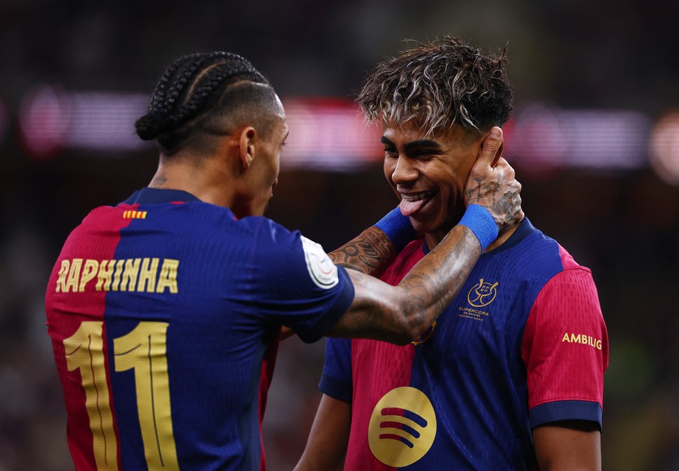 Raphinha e Lamine Yamal em Real Madrid x Barcelona — Foto: REUTERS/Pedro Nunes