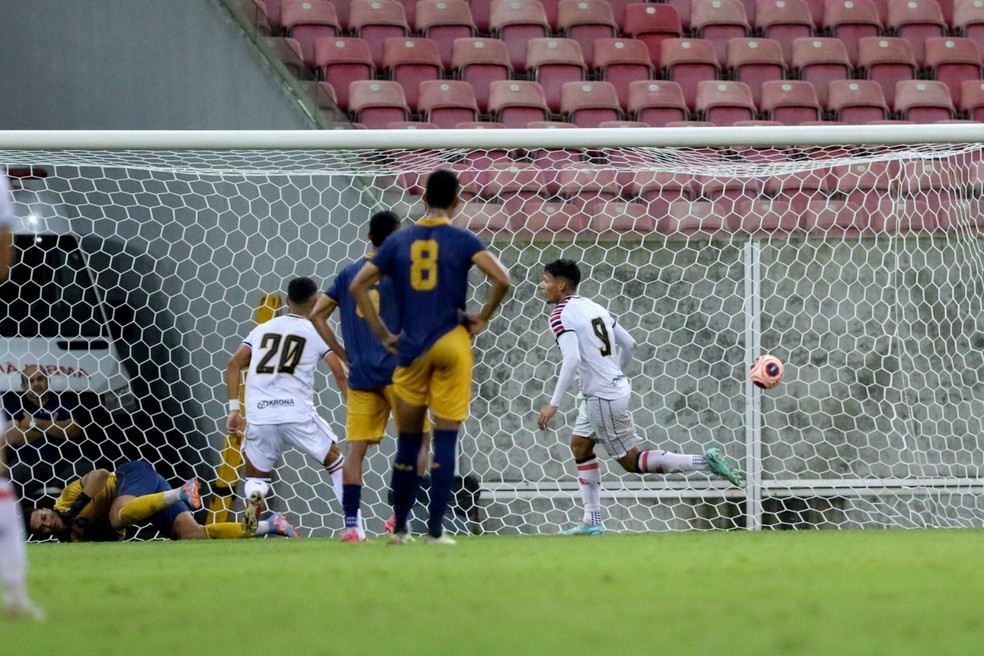 Gabriel Cardoso marca de pênalti em Retrô x Santa Cruz, final do Pernambucano sub-20 — Foto: Marlon Costa/Pernambuco Press