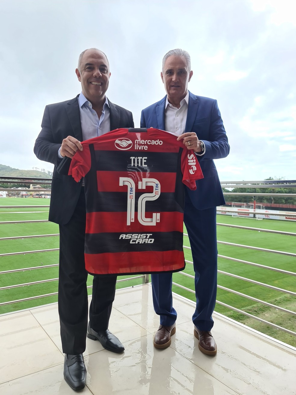 Marcos Braz entrega a Tite a camisa personalizada do Flamengo — Foto: Nathã Soares/Flamengo