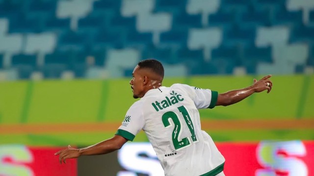 Jean Carlos comemora gol do Goiás contra o Cuiabá na Arena Pantanal