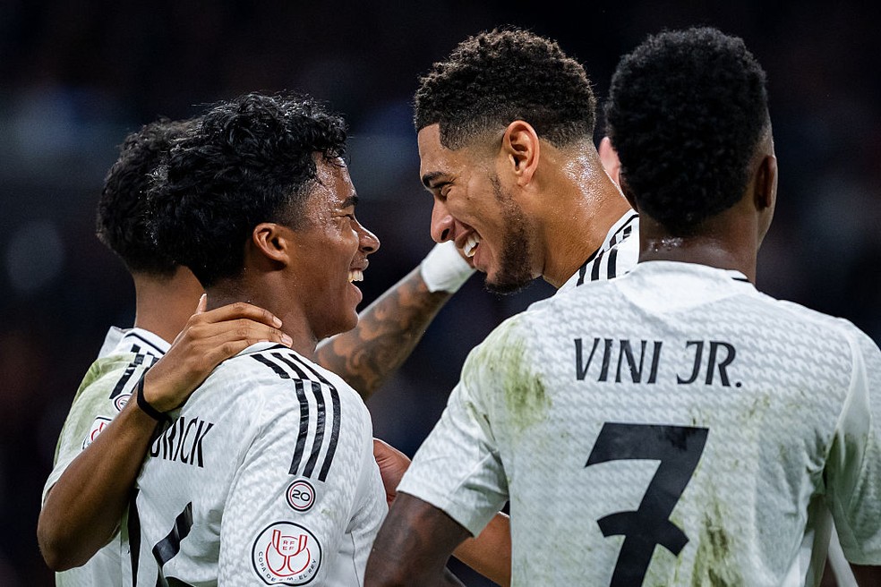 Endrick comemora um dos gols do Real Madrid contra a Real Sociedad com Bellingham, Vini Jr e Rodrygo &mdash; Foto: Getty Images