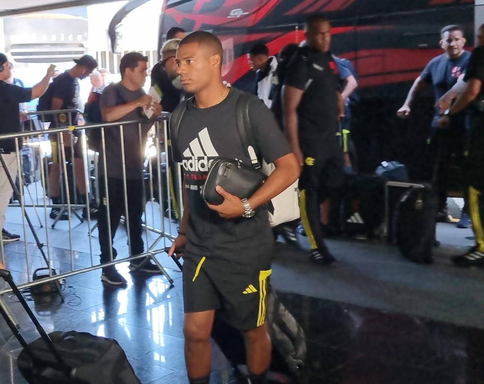 De La Cruz faz sua primeira viagem com o Flamengo — Foto: Thiago Lima