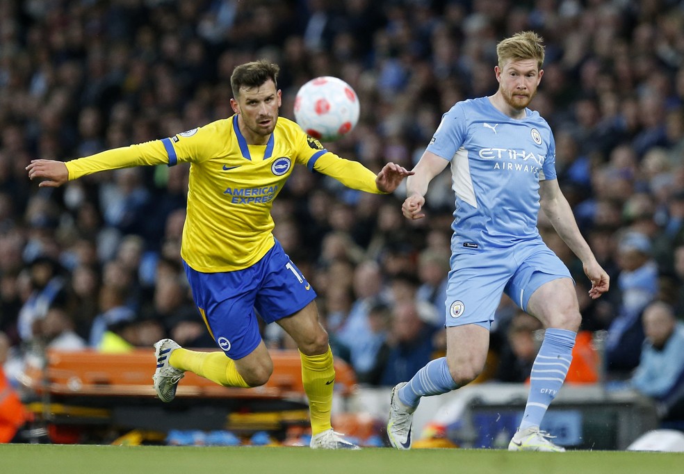 De Bruyne e Pascal Gross, em jogo do Brighton x Manchester City — Pascal Gross