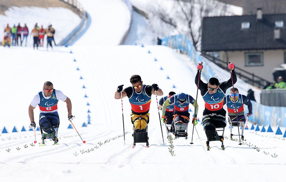 Cristian Ribera e Zixu Liu lado a lado na final do sprint do esqui cross-country sentado — Foto: Alex Grimm/Getty Images