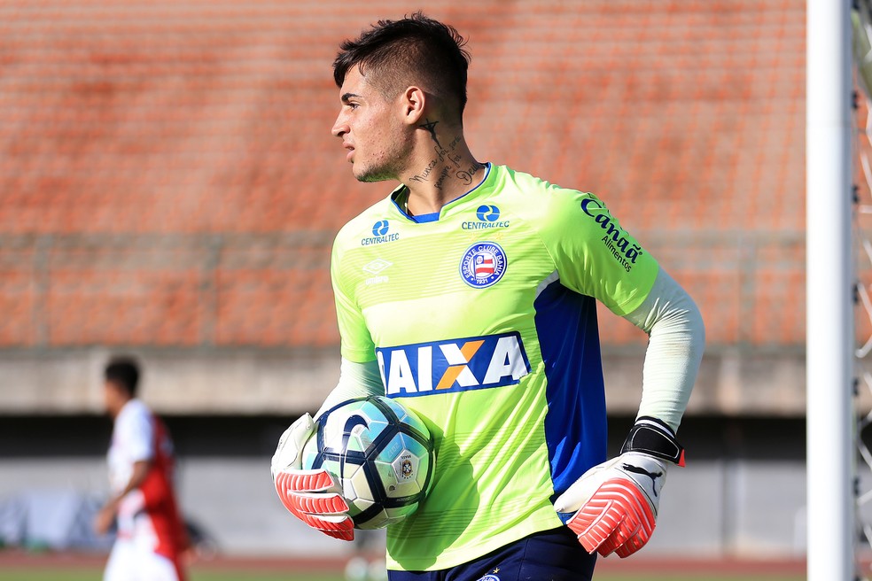 Goleiros do Bahia treinam cobranças de falta em trabalho com Rogério Ceni 