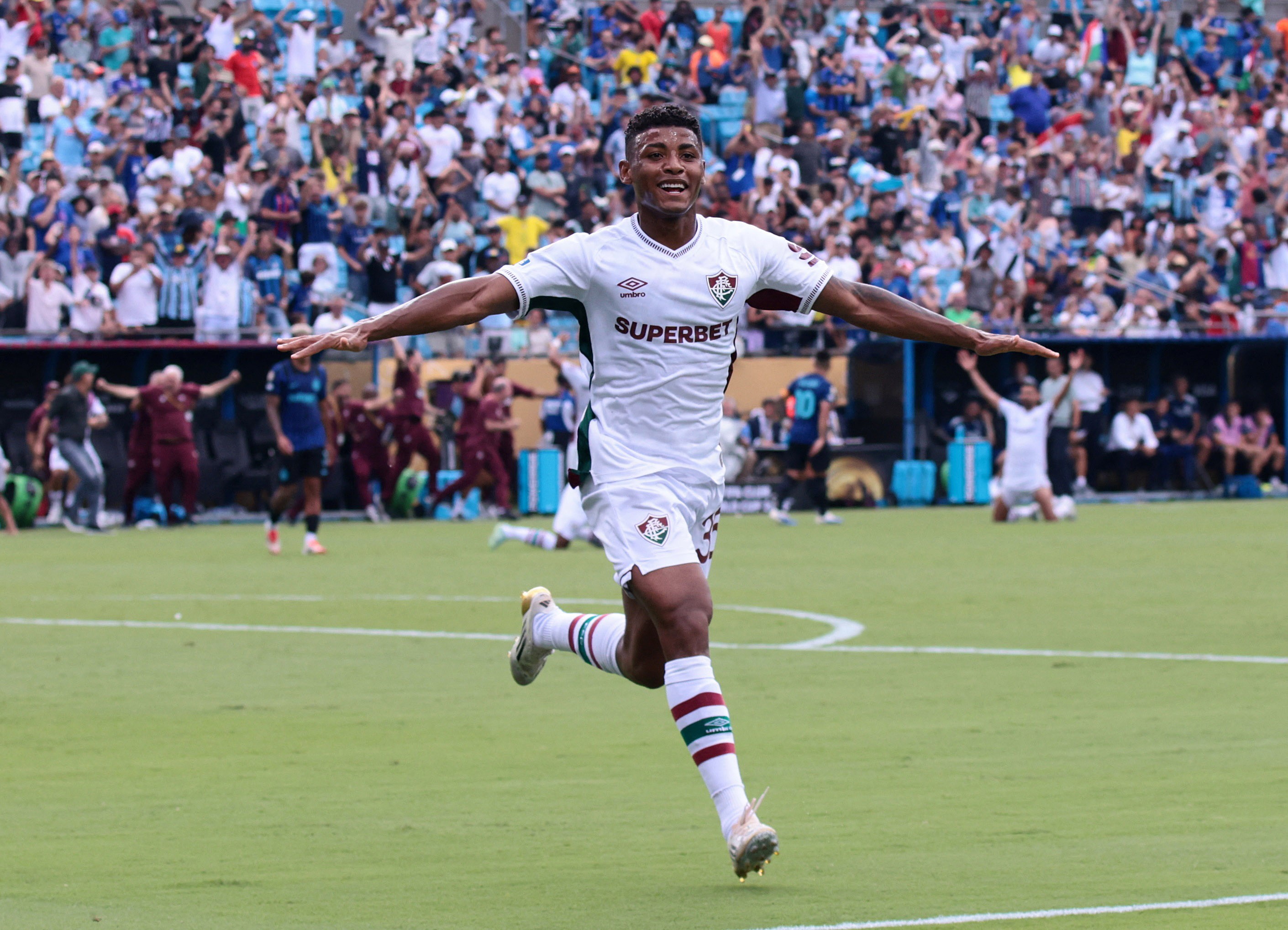 Hércules imita trajetória do herói que inspirou seu nome e consegue redenção em gol marcante pelo Fluminense