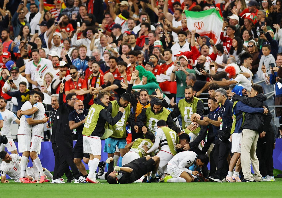Shoja Khalilzadeh comemora gol do Irã que acabou anulado pelo VAR — Foto: REUTERS