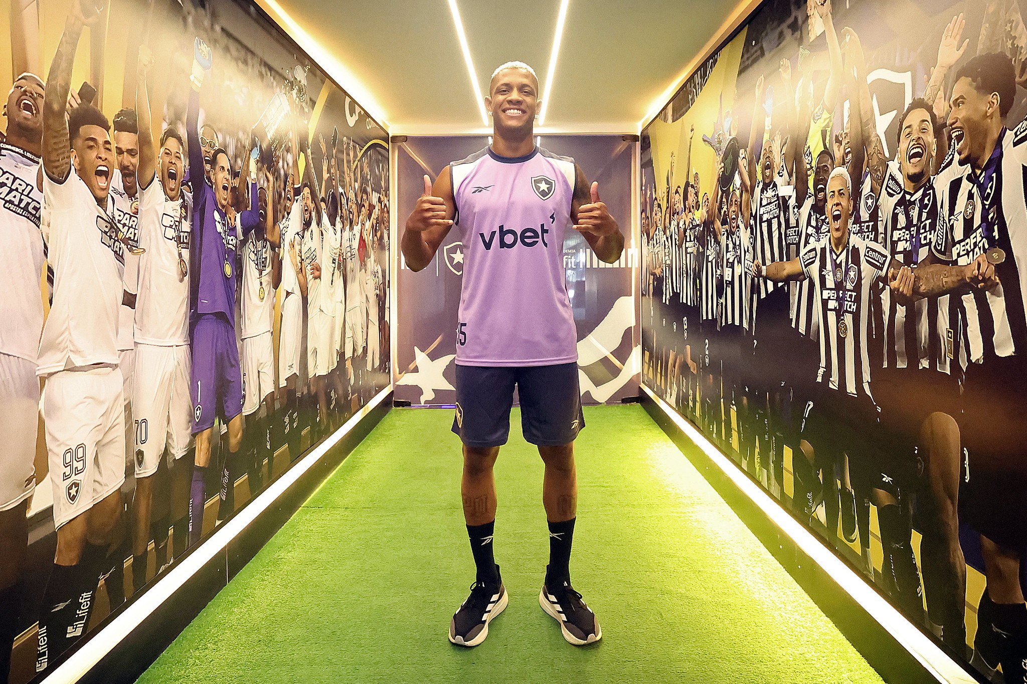 Danilo é apresentado pelo Botafogo