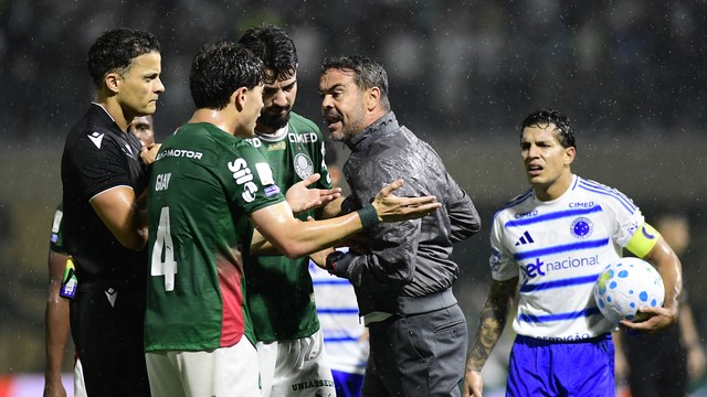 Artur Jorge discute com Giay em Palmeiras x Cruzeiro