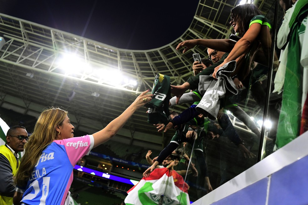 Leila Pereira antende torcedores do Palmeiras no Allianz Parque — Foto: Marcos Ribolli