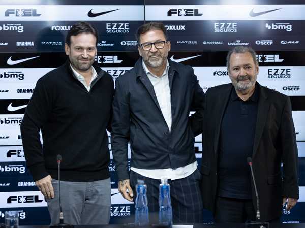 Corinthians mantém salários em dia com elenco após ajustes nos direitos de imagem.