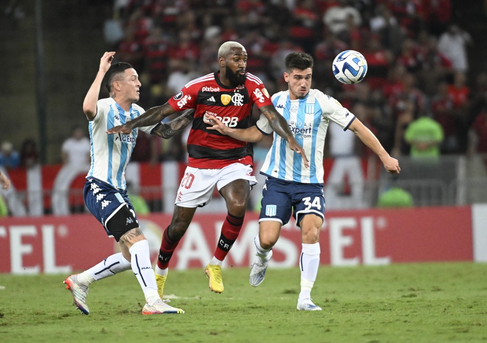 Gerson disputa a bola em Flamengo x Racing — Foto: André Durão