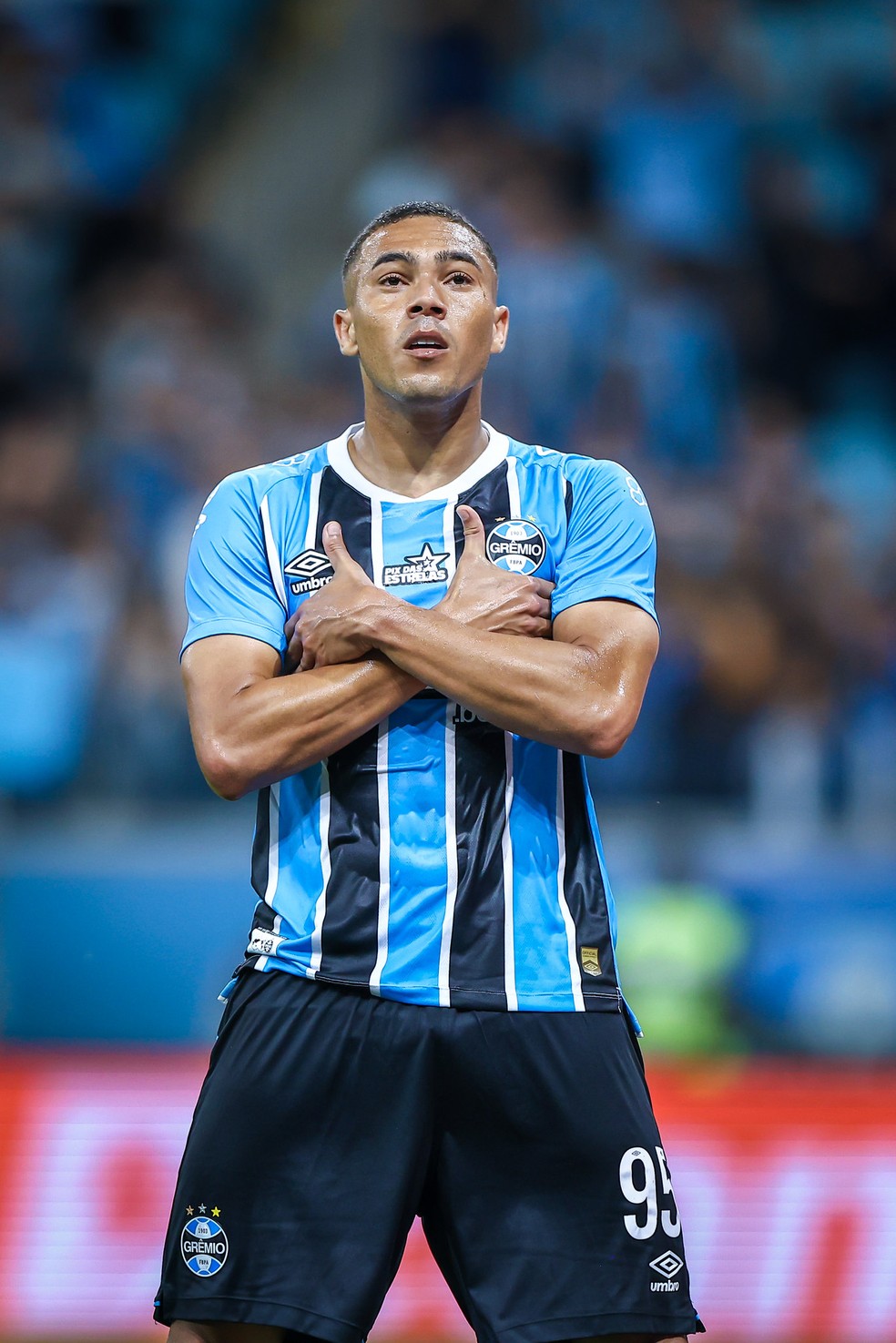 Carlos Vinicius e a tradicional pose após um dos gols marcados contra o São Paulo — Foto: Lucas Uebel / Grêmio Divulgação