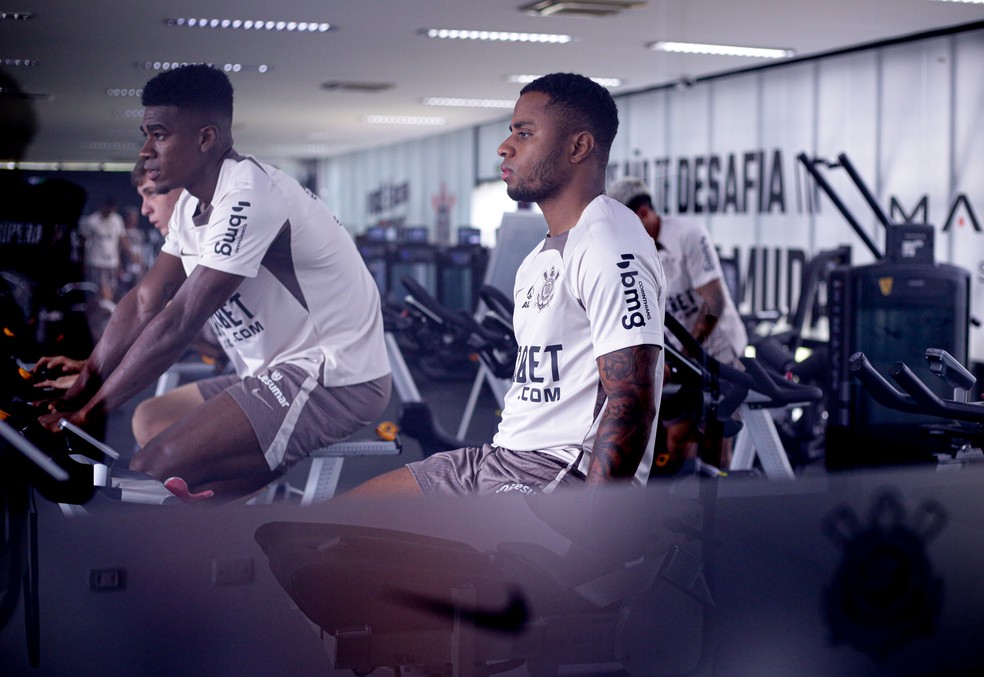 Diego Palacios e Félix Torres em treino na academia do Corinthians — Foto: Rodrigo Coca/Agência Corinthians