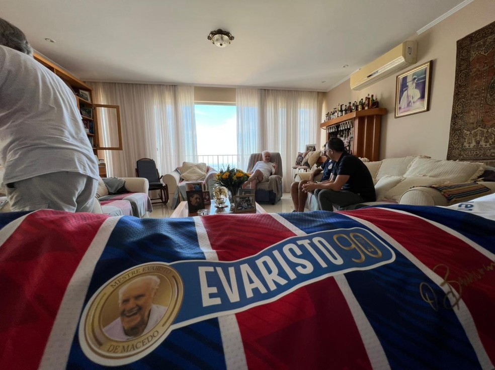 Patch em homenagem a Evaristo de Macedo na camisa do Bahia — Foto: Divulgação / EC Bahia