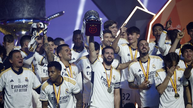 Nacho levanta a sua primeira taça como capitão do Real Madrid após goleada sobre o Barcelona na Supercopa da Espanha
