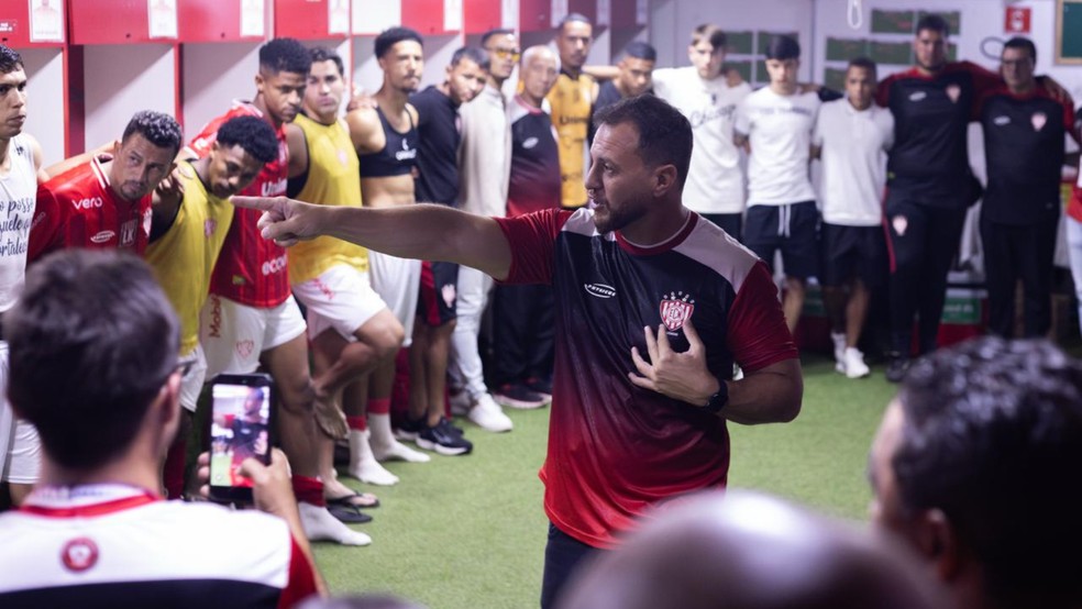 Henrique Barcelos técnico do Noroeste durante preparação para o mata-mata da Série D