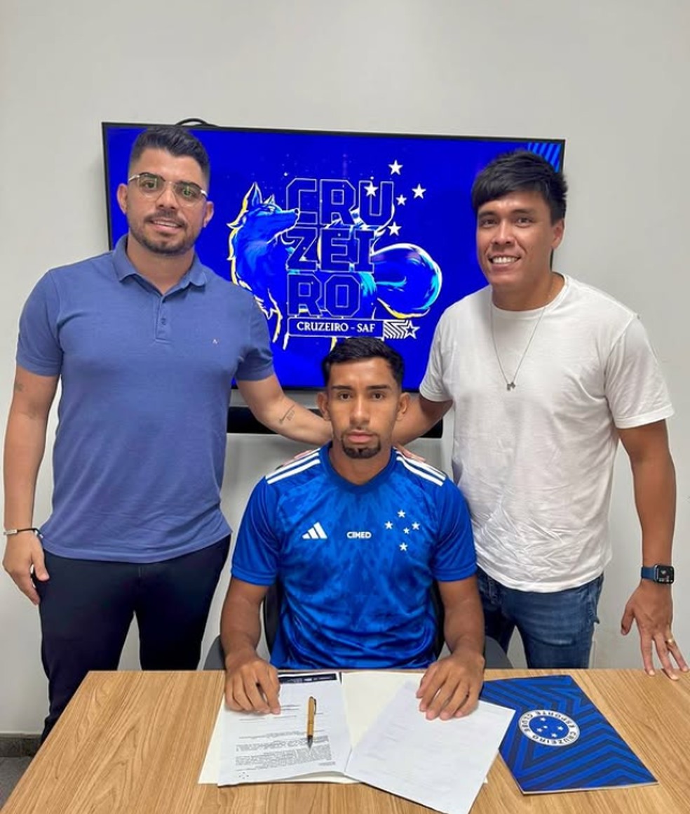Lucas Belluco assina contrato com o Cruzeiro — Foto: Arquivo pessoal