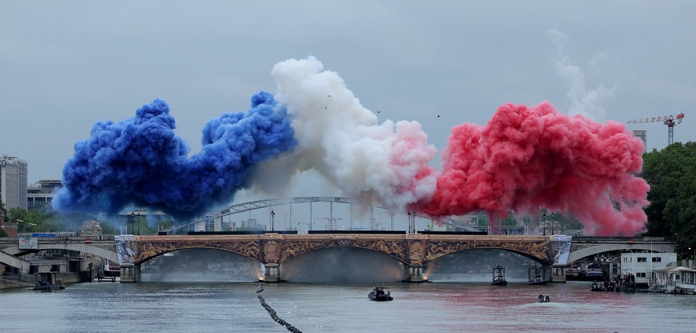 Ponte de Austerlitz explode em fumaa colorida nas cores da bandeira da frana  Foto: REUTERS/Ann Wang