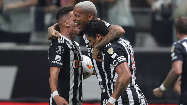 Deyverson, Hulk e Paulinho comemorando o gol em Atlético-MG X Fluminense