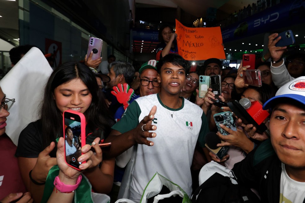 Prisca Awiti é recebida no México após conquistar medalha de prata em Paris 2024 — Foto: Ismael Rosas/Eyepix Group/LightRocket via Getty Images