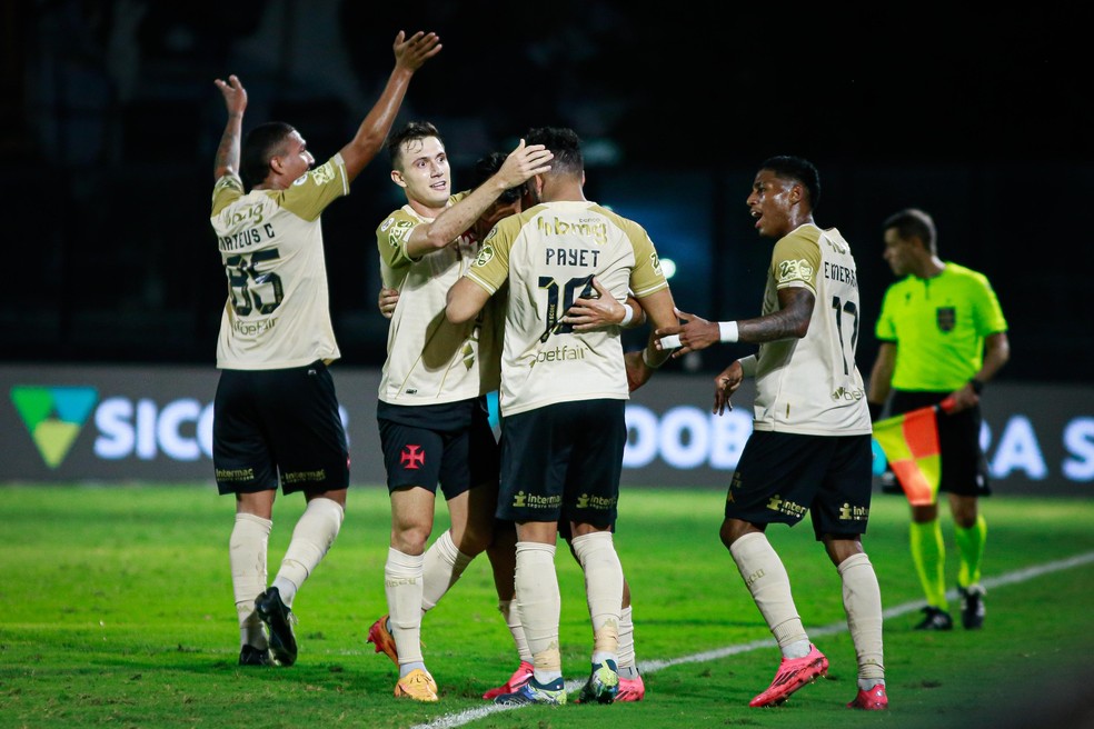 Jogadores do Vasco comemoram gol contra o Bahia  Foto: Matheus Lima/Vasco