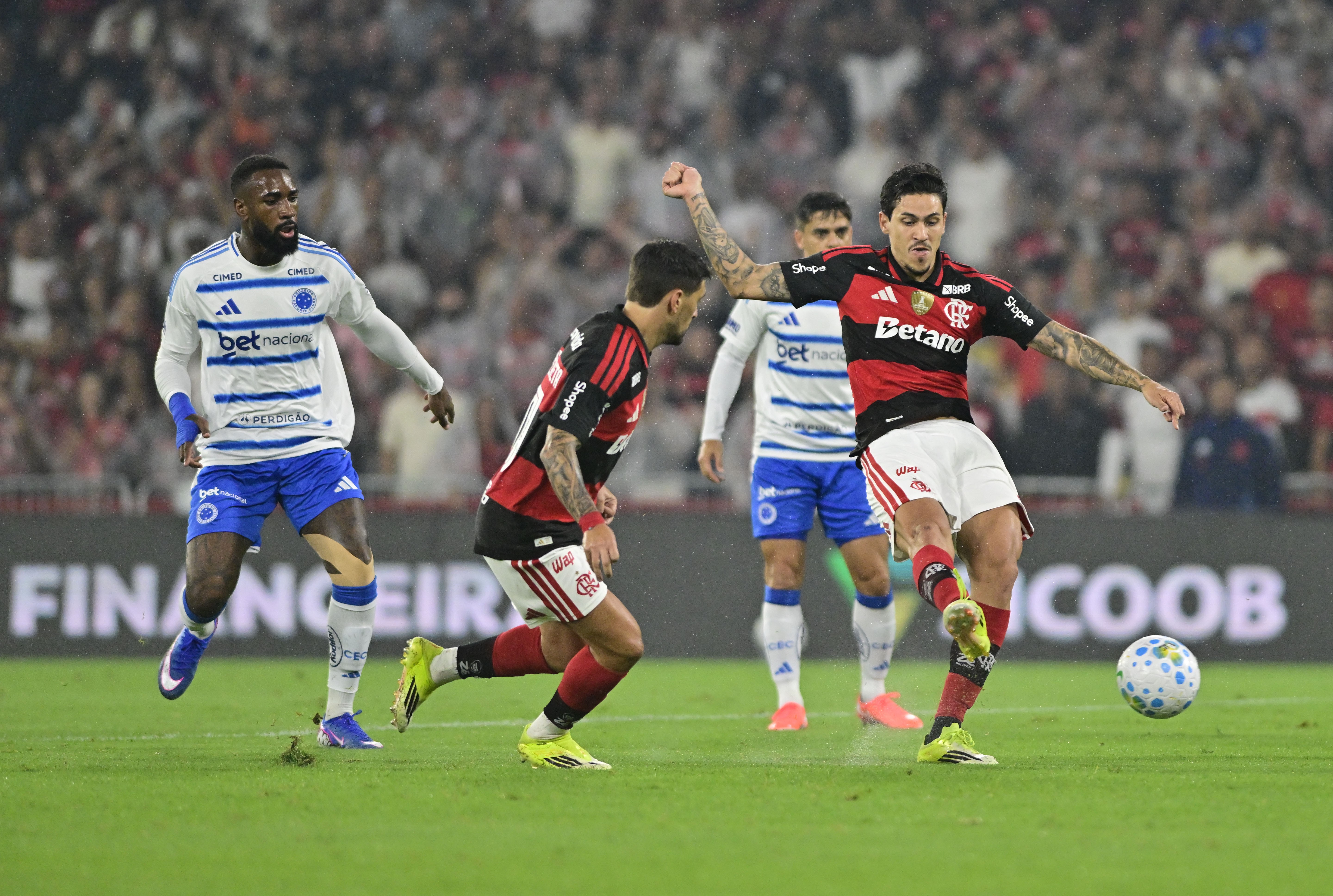 Cruzeiro x Flamengo: veja quem gastou mais no mercado em 2026