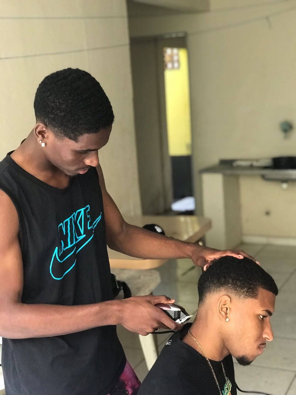 Evertton Araújo, do Flamengo, fez bico de barbeiro na adolescência — Foto: Divulgação