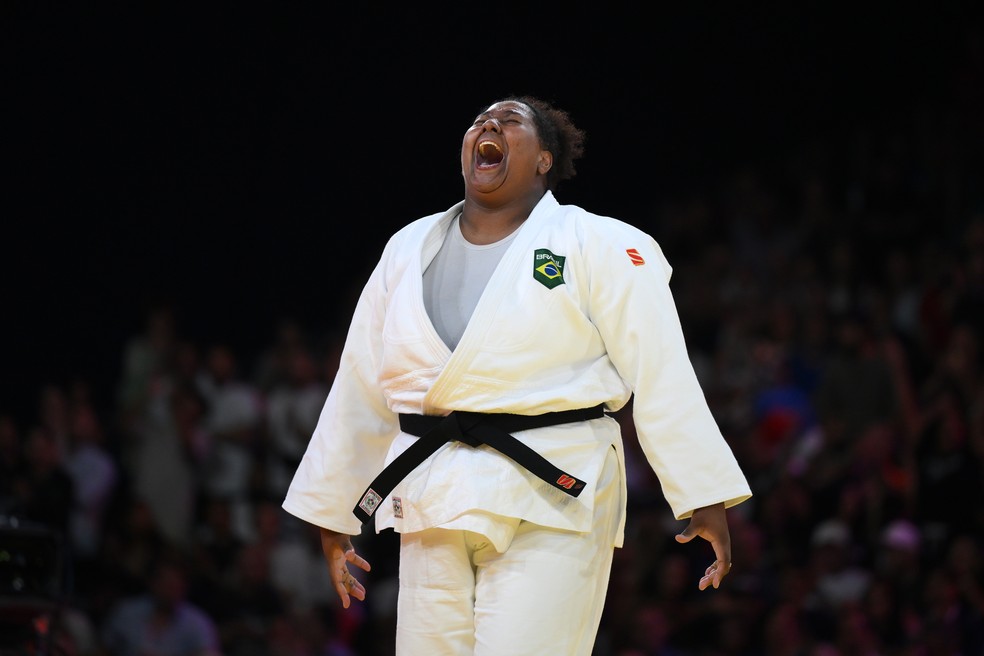 Bia Souza comemora medalha de ouro no judô nos Jogos Olímpicos de Paris 2024 — Foto: Getty Images