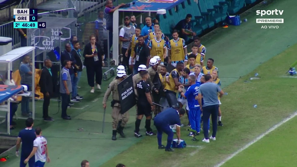 Renato Gaúcho e reservas do Grêmio deixam o campo, confusão