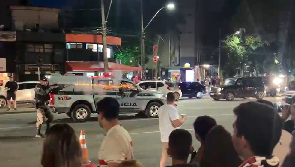 Policial atira na direção de torecedores do São Paulo em Belo Horizonte — Foto: Marcelo Braga