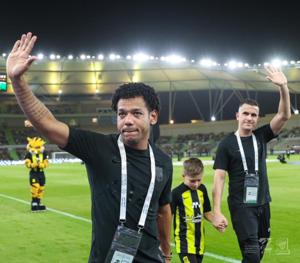 Romarinho e Grohe se emocionam com homenagem de despedida no Al-Ittihad — Foto: Reprodução: @ittihad_en