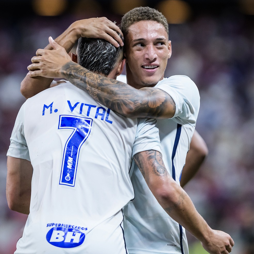 Robert comemora gol com Mateus Vital — Foto: Gustavo Aleixo/Cruzeiro