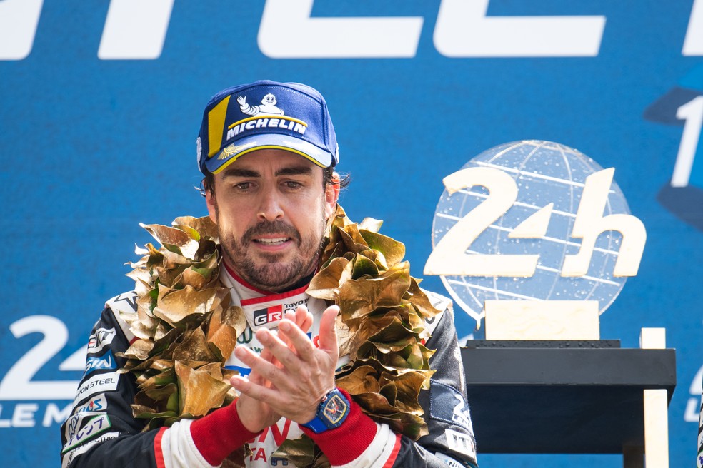 Alonso em comemoração na pista; retorno a Le Mans em trajetória do piloto