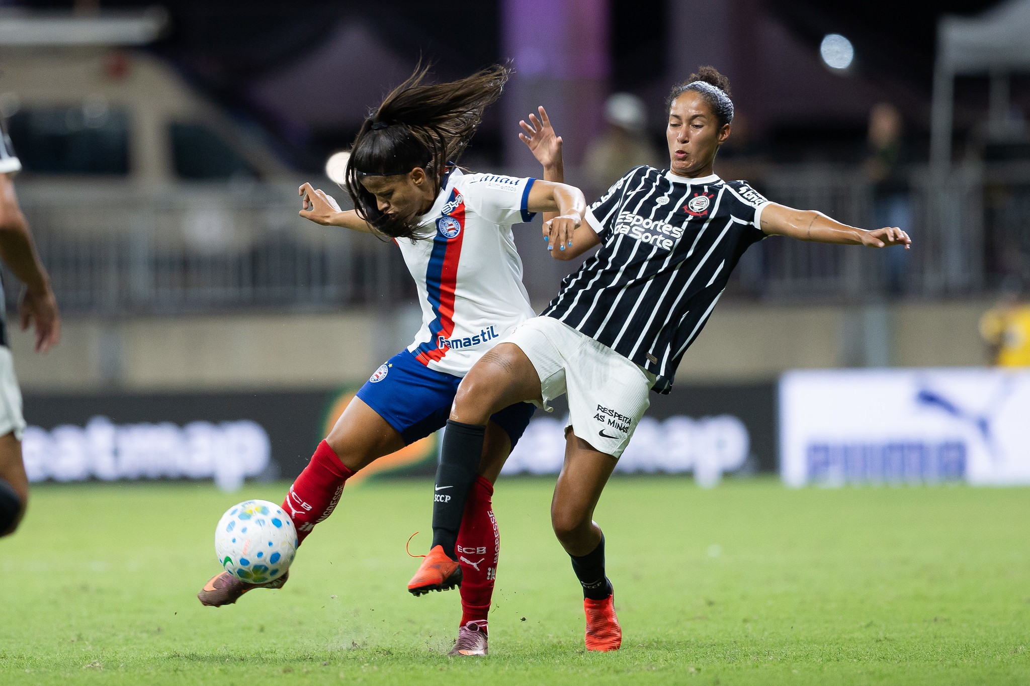 Torcedores de Bahia e Corinthians brigam na saída do jogo de ida da semifinal do Brasileiro Feminino