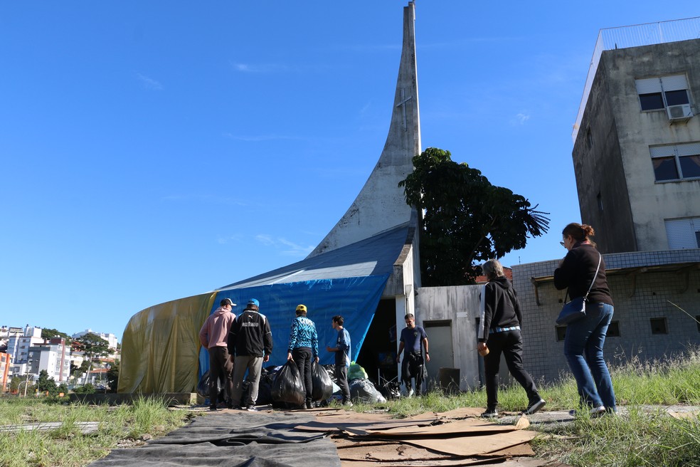 Antiga capela do Olímpico recebe doações de roupas — Foto: João Victor Teixeira
