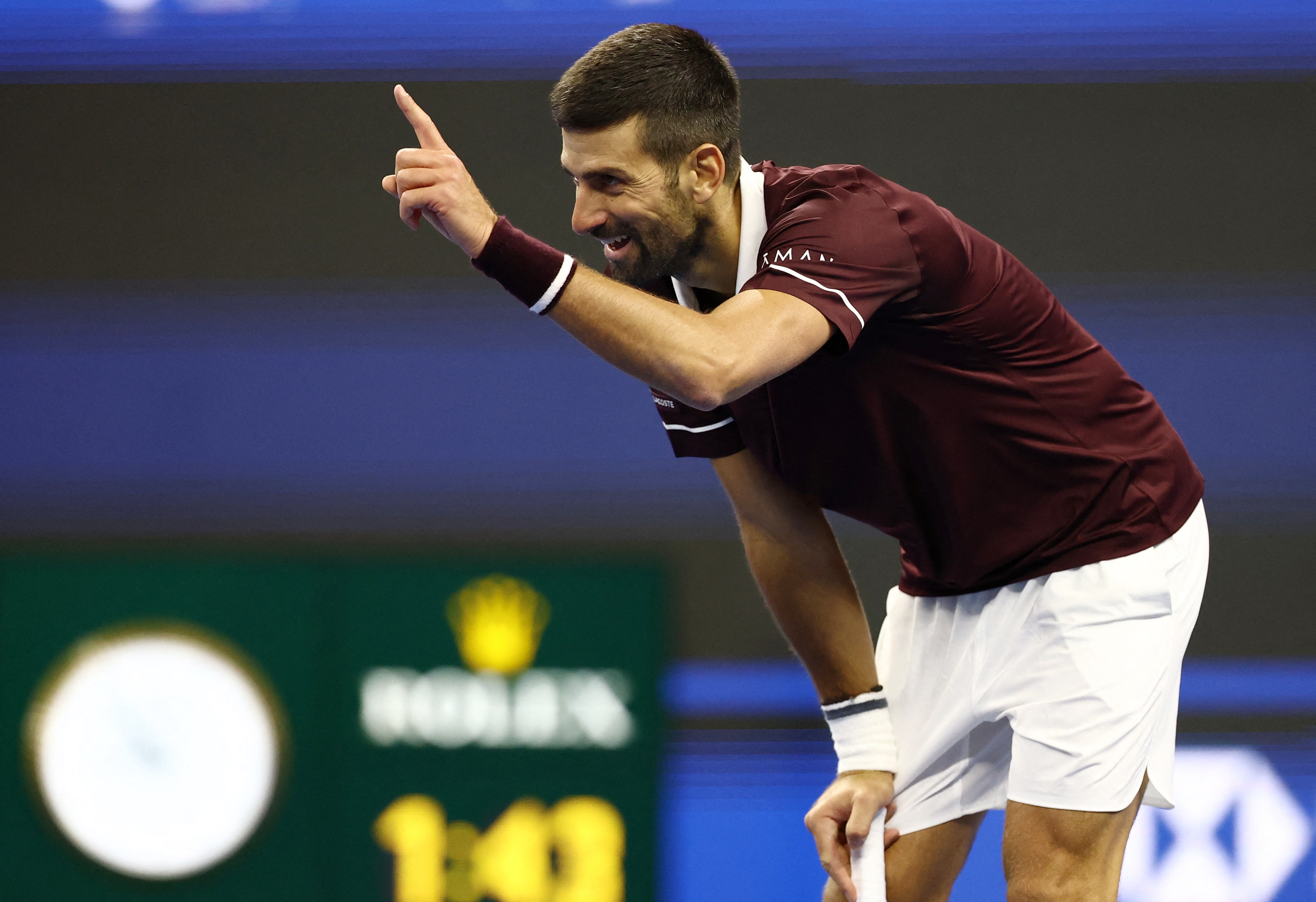 Djokovic volta a passar mal em quadra, mas vence e amplia recorde na estreia de Pequim