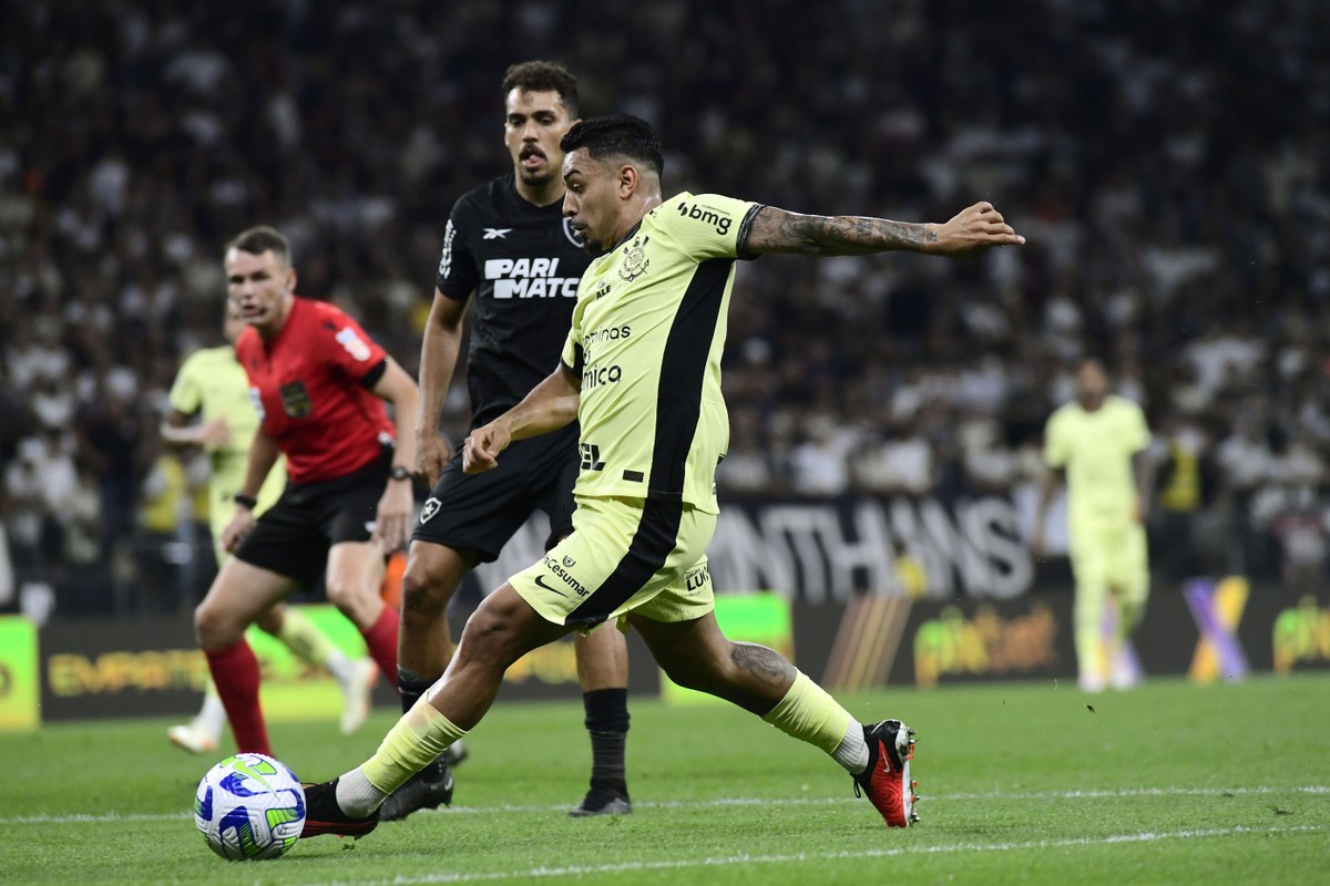 Com papos e treinos, Matheus Bidu ganha atenção para se tornar um lateral mais seguro no Corinthians