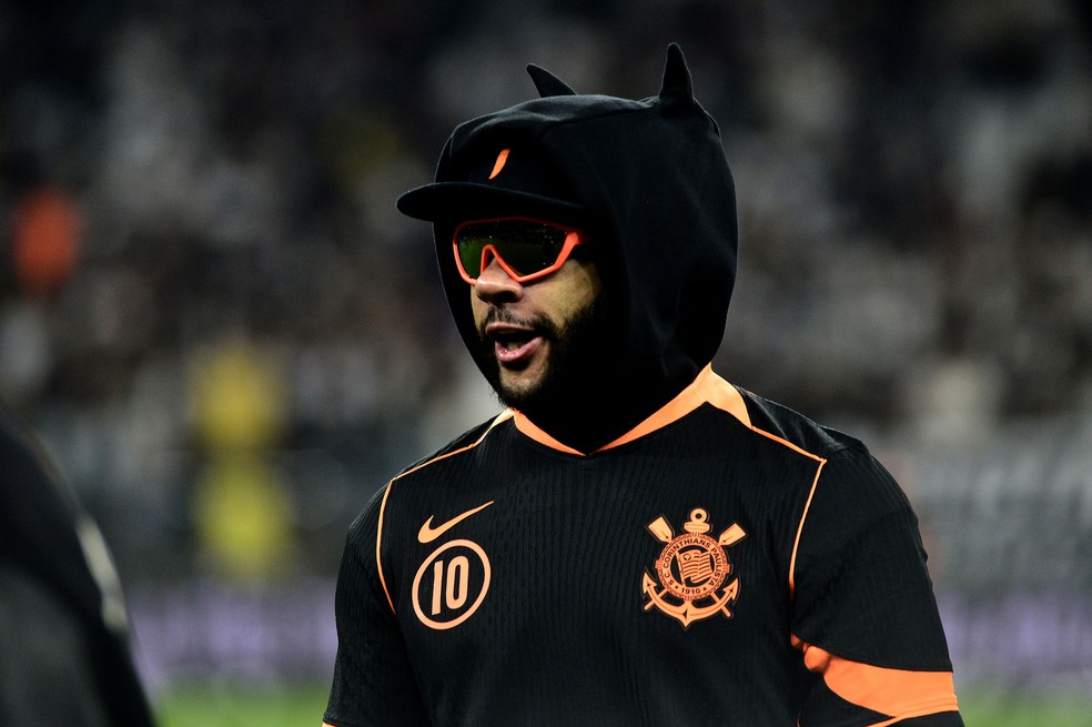 Memphis Depay em campo pelo Corinthians.
