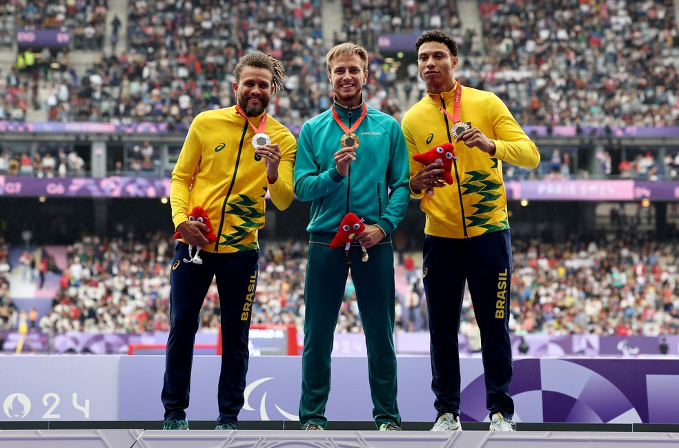 Ricardo Mendona e Christian Gabriel no pdio dos 200m T37  Foto: REUTERS/Umit Bektas