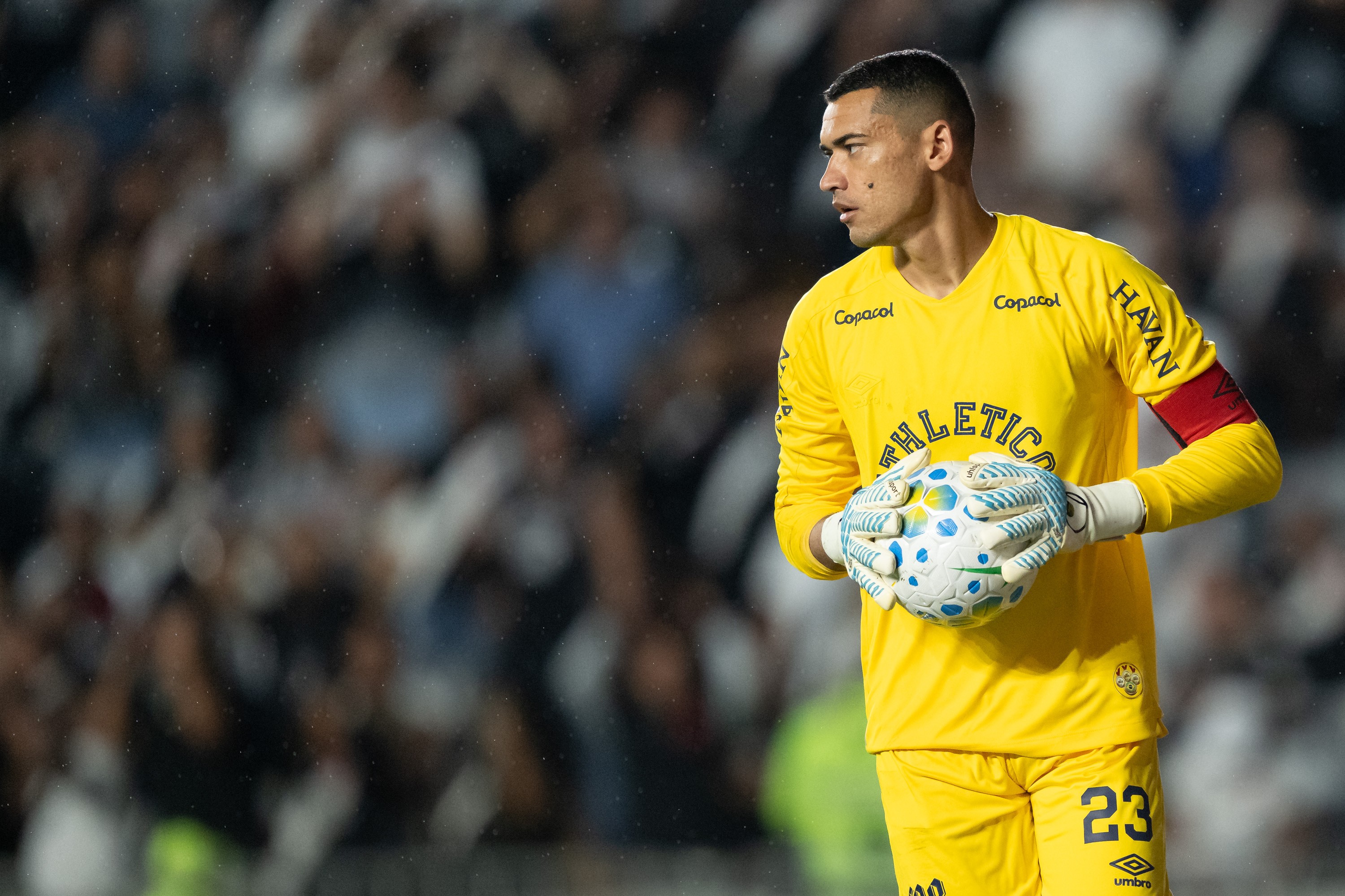 Goleiro Santos vira desfalque do Athletico no Brasileirão e estreante vai assumir a meta