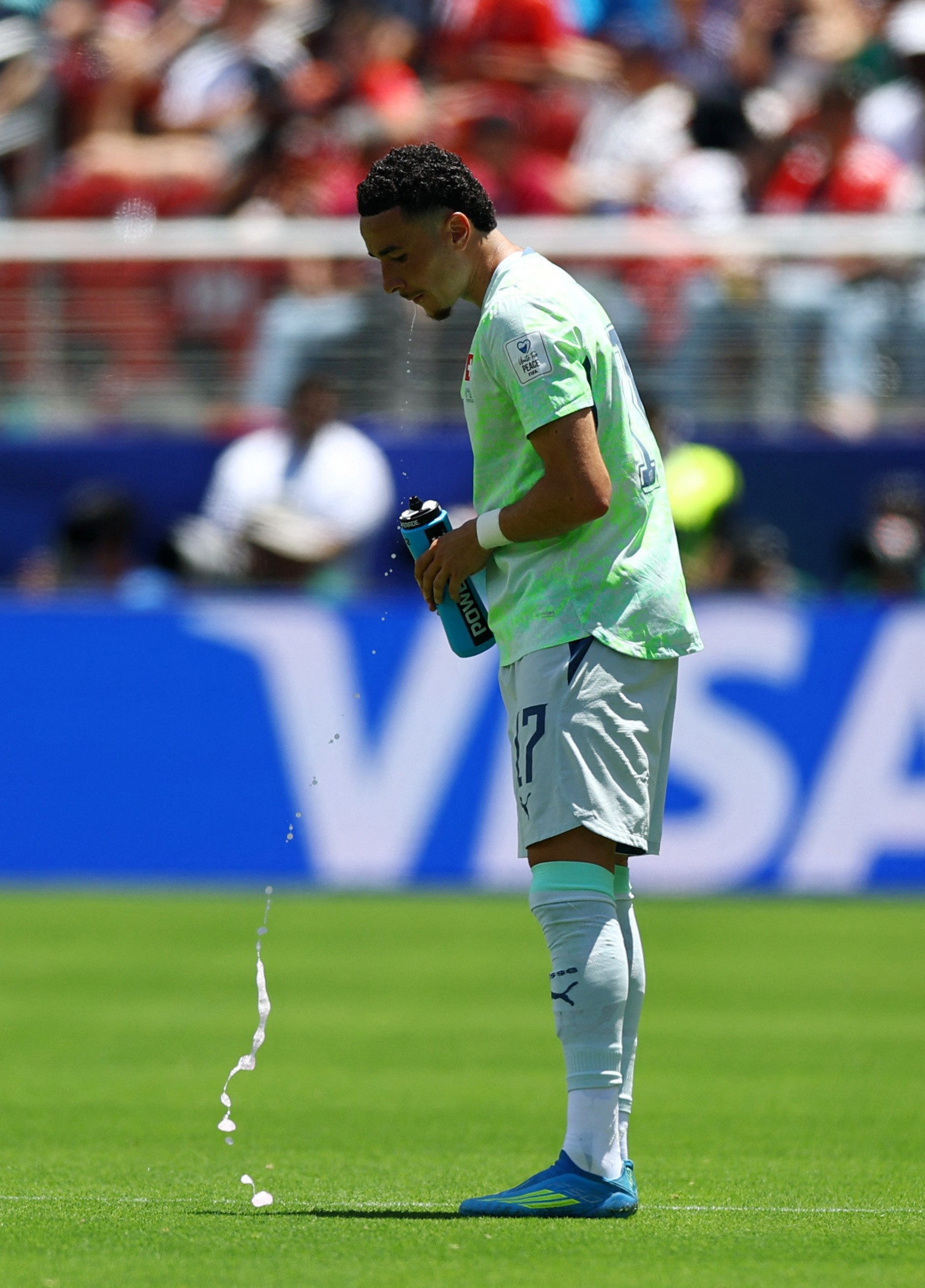 Por que jogadores de futebol cospem no gramado? Entenda a técnica