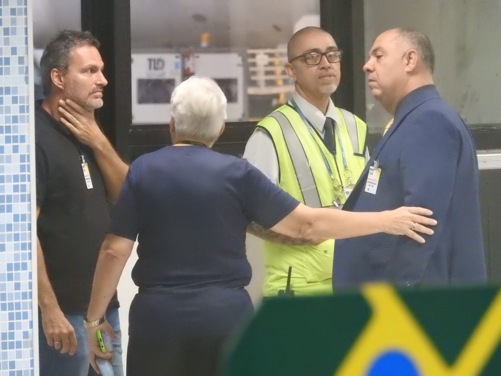 Bruno Spindel e Marcos Braz no aeroporto — Foto: Fred Gomes