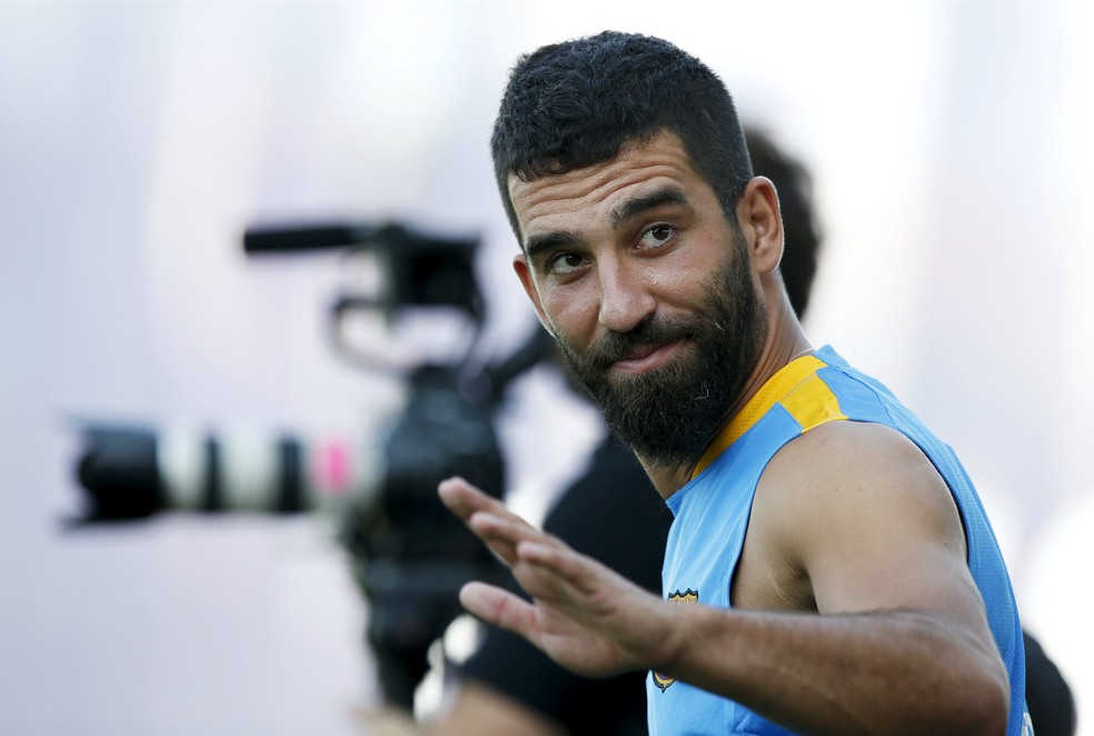 Arda Turan Barcelona treino — Foto: Reuters