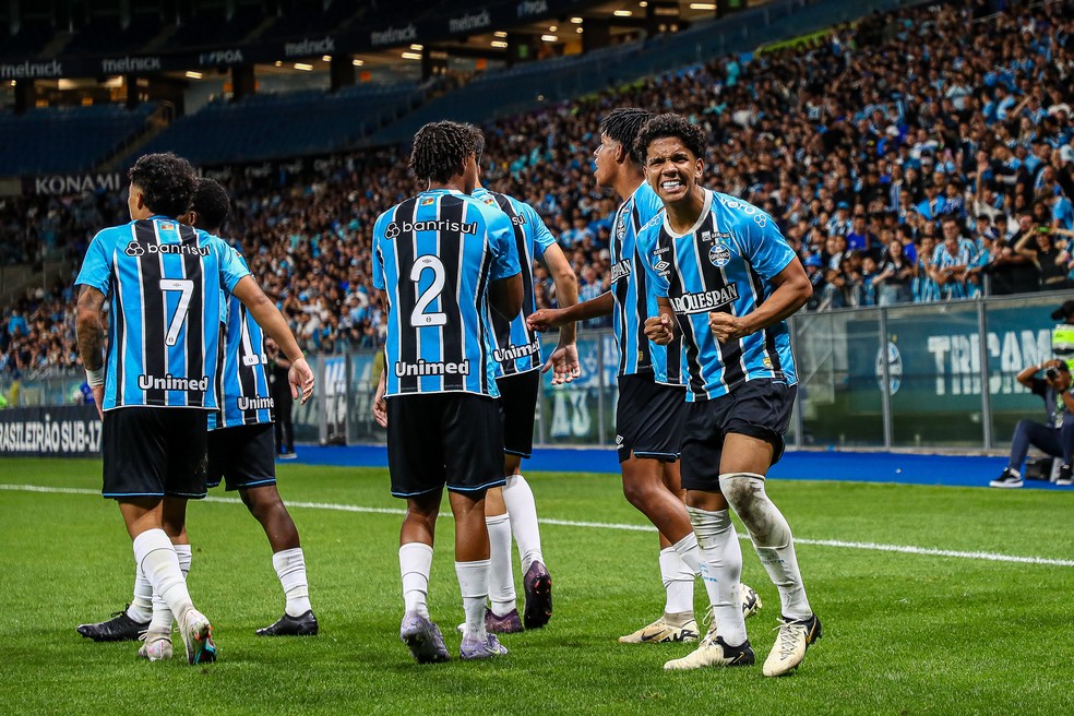 João Borne (D) comemorando gol na vitória contra o Atlético-MG, pelo Brasileirão Sub-17