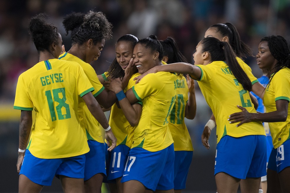 Atacante da seleção brasileira e familiares choram após convocação